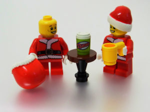 サンタの弟子ミニフィグがくつろいでいます。