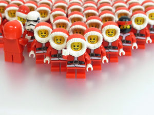 サンタの弟子の集合写真。おかしなメンバーがいる？