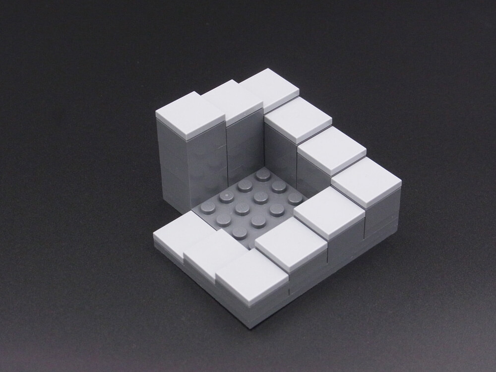 ペンローズの階段のレゴ作品の裏側。実際には直角に曲がるらせん階段です。