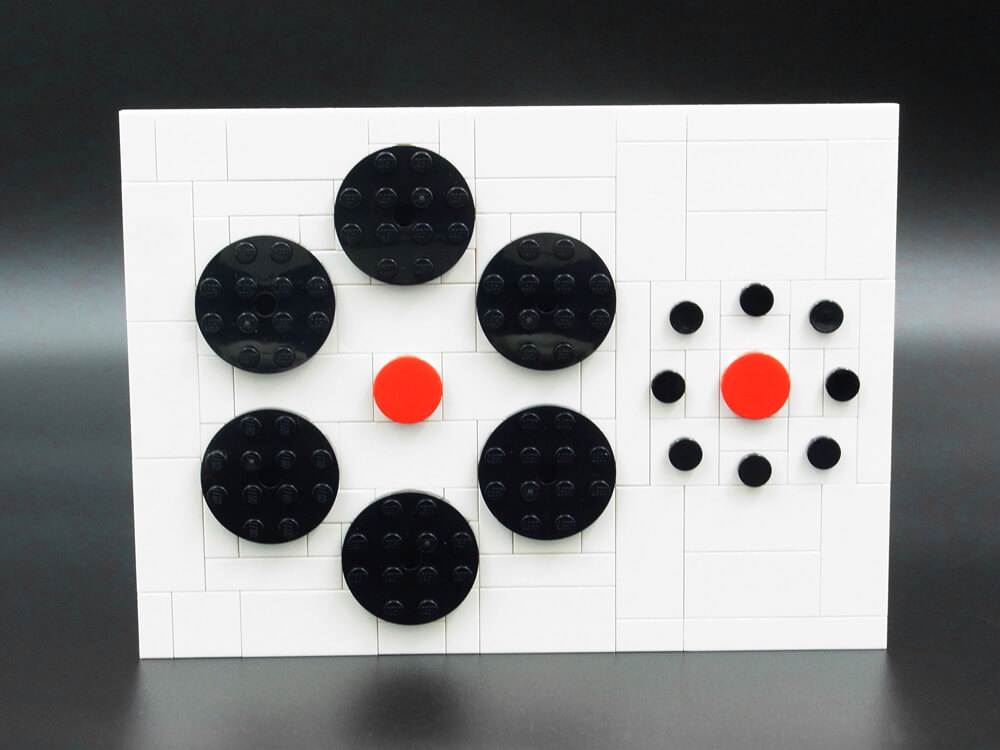 エビングハウス錯視のレゴ作品。大きな円に囲まれると、小さな円に囲まれた同じものより小さく見えます。