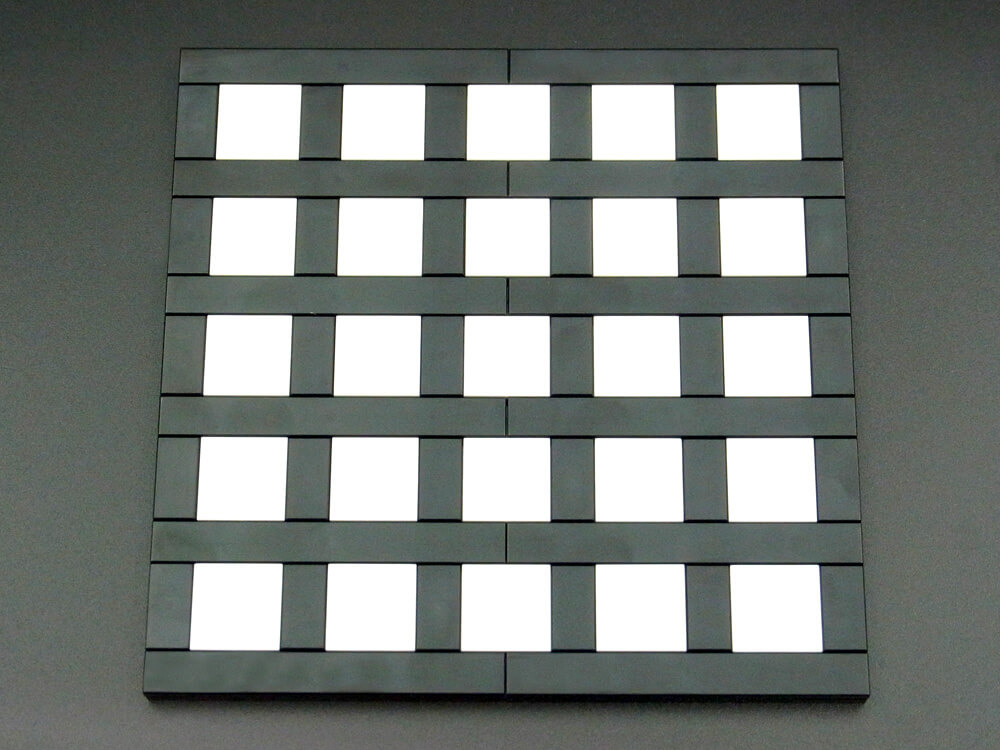 ヘルマン格子錯視のレゴ作品の色味を変えて写したもの。実際には交差点も黒いタイルなのが分かります。