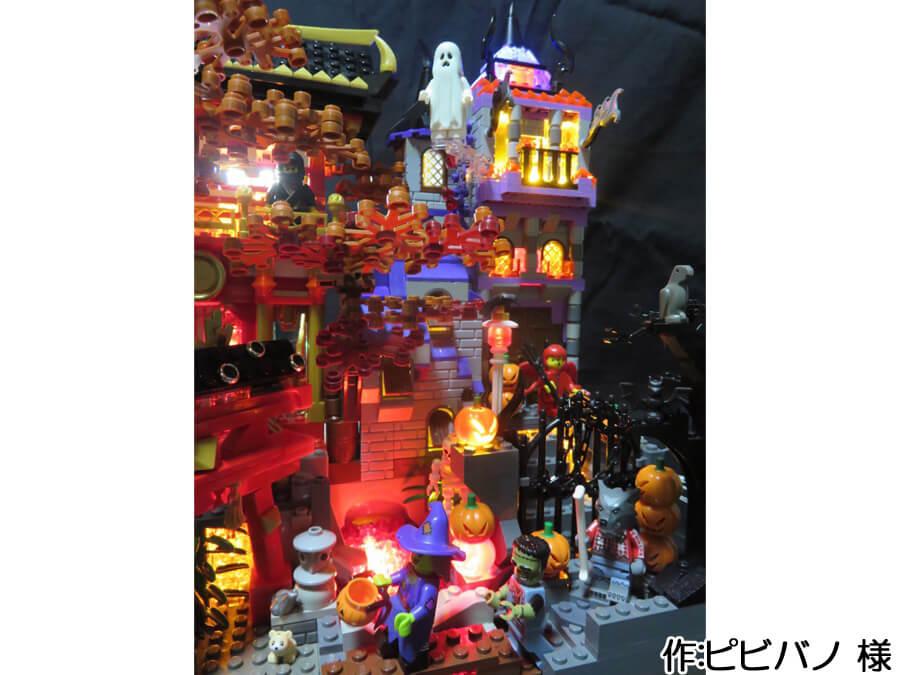 ハロウィンと日本の秋が融合した作品。グレーと紫の不気味な建物に、たくさんのモンスターが棲んでいます。