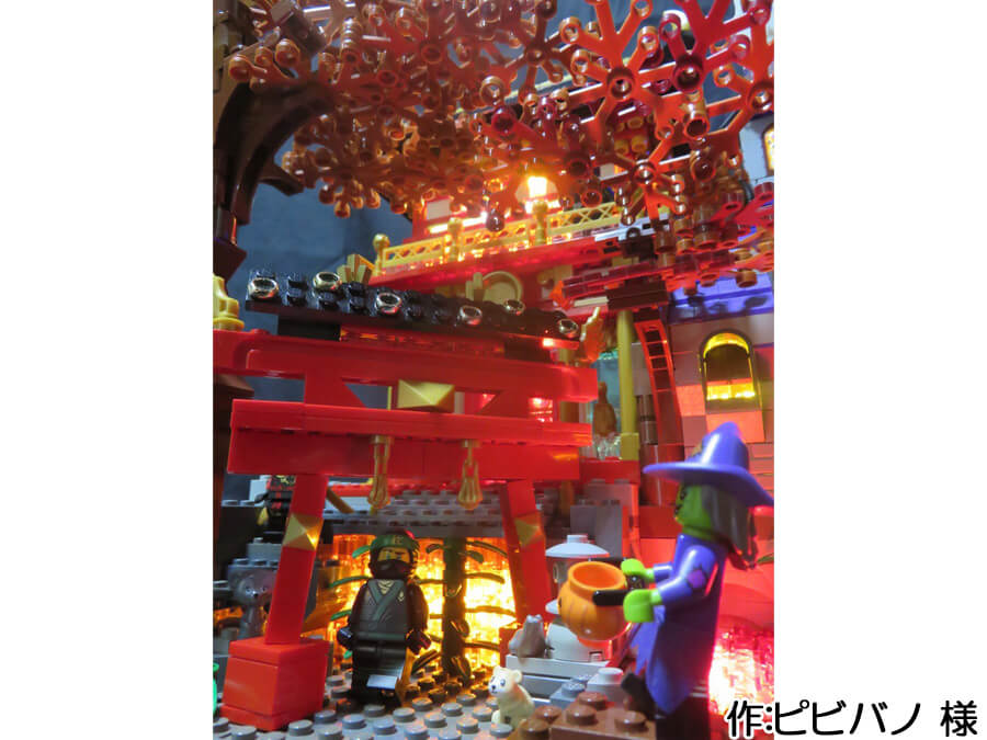 ハロウィンと日本の秋が融合した作品。紅葉に彩られた木と鳥居が和の雰囲気を感じさせます。