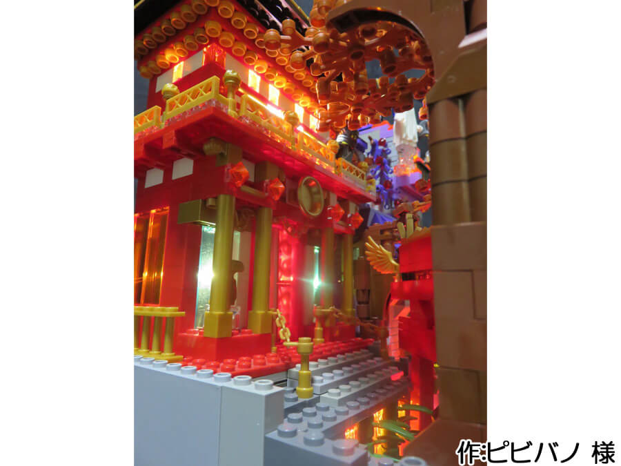 ハロウィンと日本の秋が融合した作品。赤と金で作られた作品の奥にはホワイトのLEDが配置されており神秘的です。