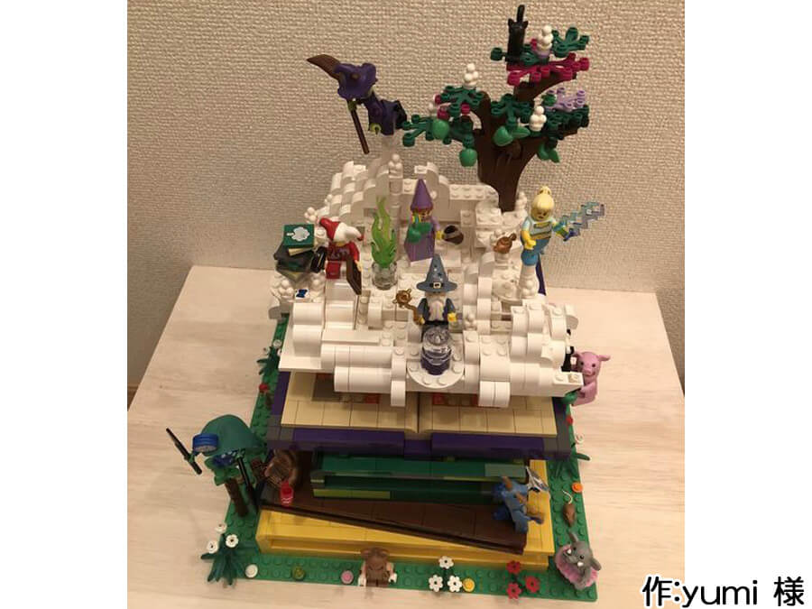 魔法使いと魔法の本の作品を上から。煙の中には魔法使いやランプの精、魔女たちがいます。