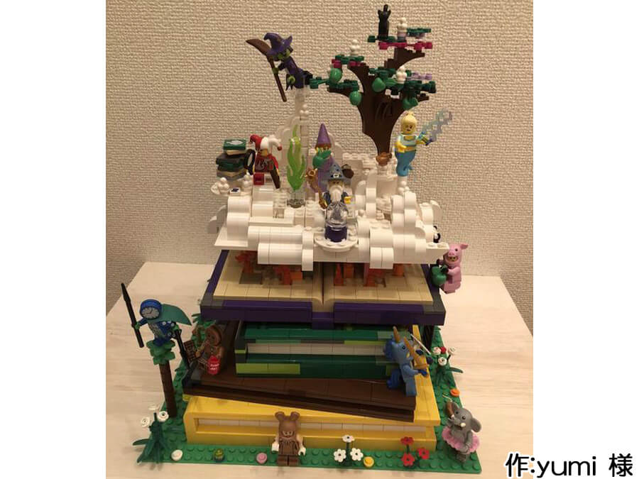 魔法使いと魔法の本の作品を正面から。ランダム積み上げられた本の周りには、本からでてきたたくさんのミニフィグ達がいます。