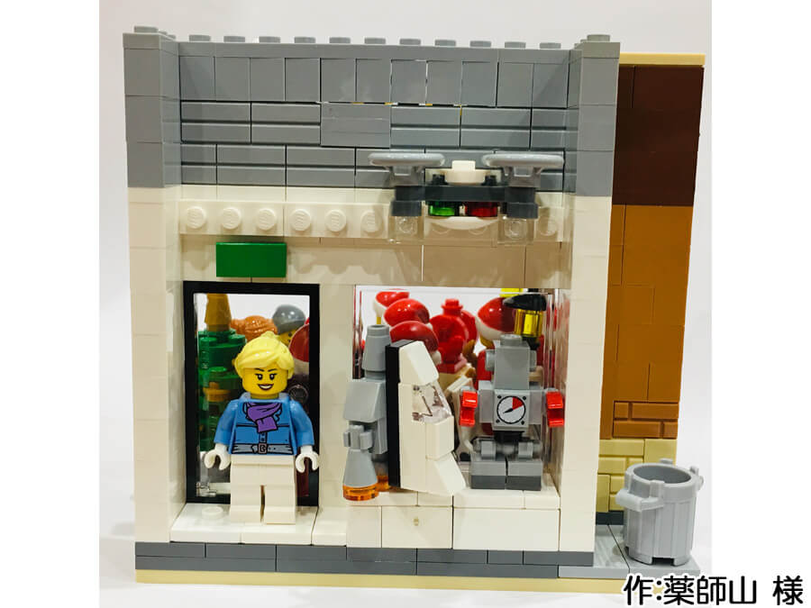 サンタに扮した音楽隊が街角の広場に集まるクリスマス作品。おもちゃ屋の中には、ロボットやスペースシャトルのおもちゃが飾られています。