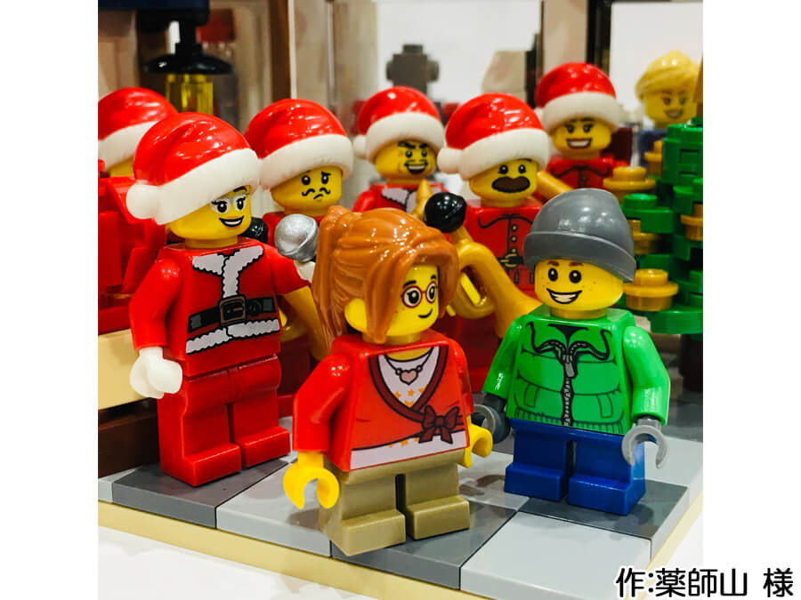 サンタに扮した音楽隊が街角の広場に集まるクリスマス作品。広場には子供たちが集まってきました。